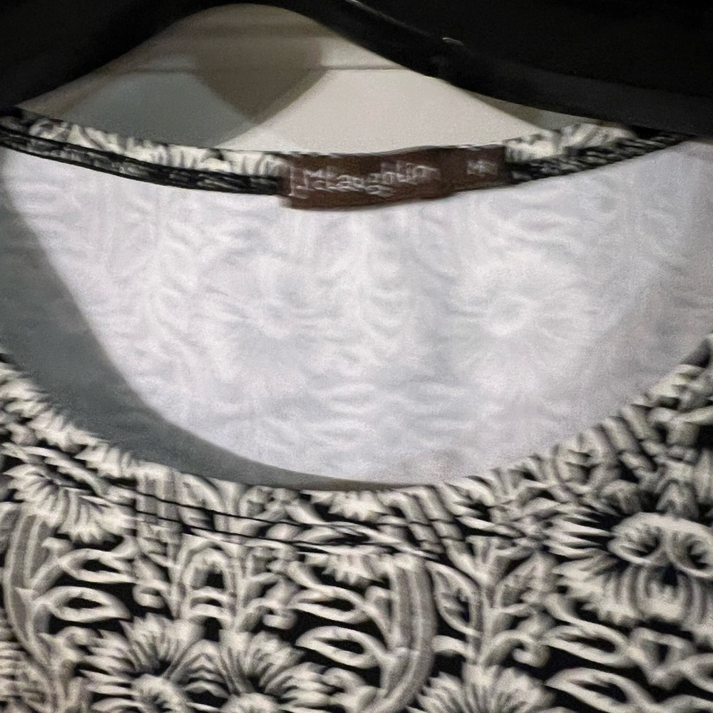 J. Mclaughlin Pattern Top - Picture 2 of 3